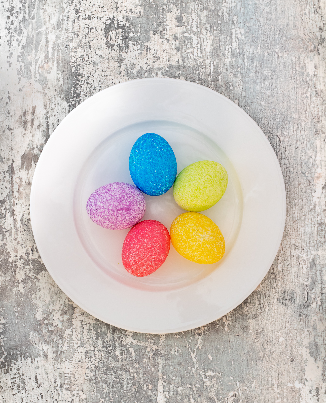 Using rice to dye Easter eggs