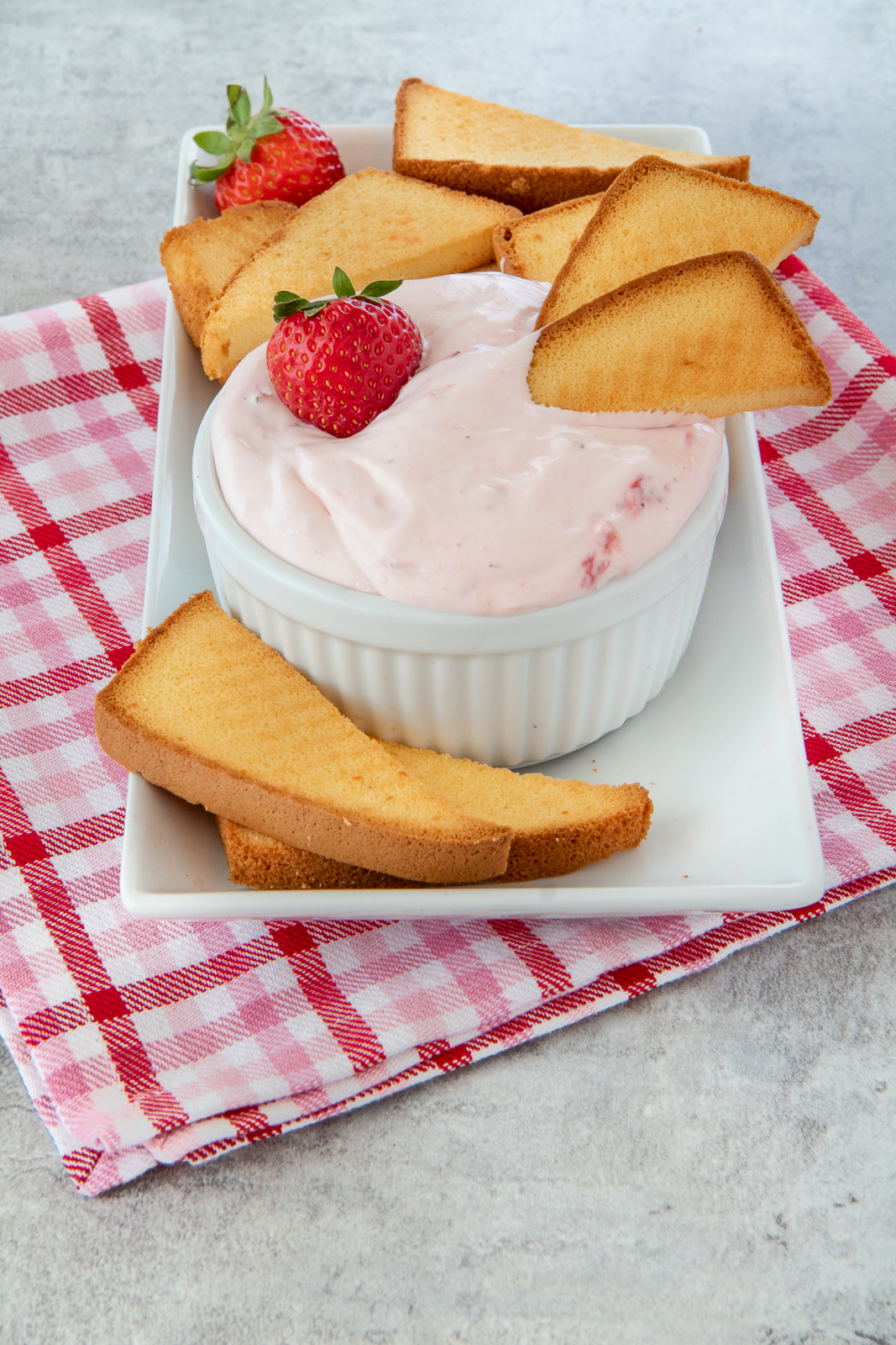 Looking for a new twist on strawberry shortcake? Try this fun strawberry chips and dip dessert recipe made with delicious poundcake chips.