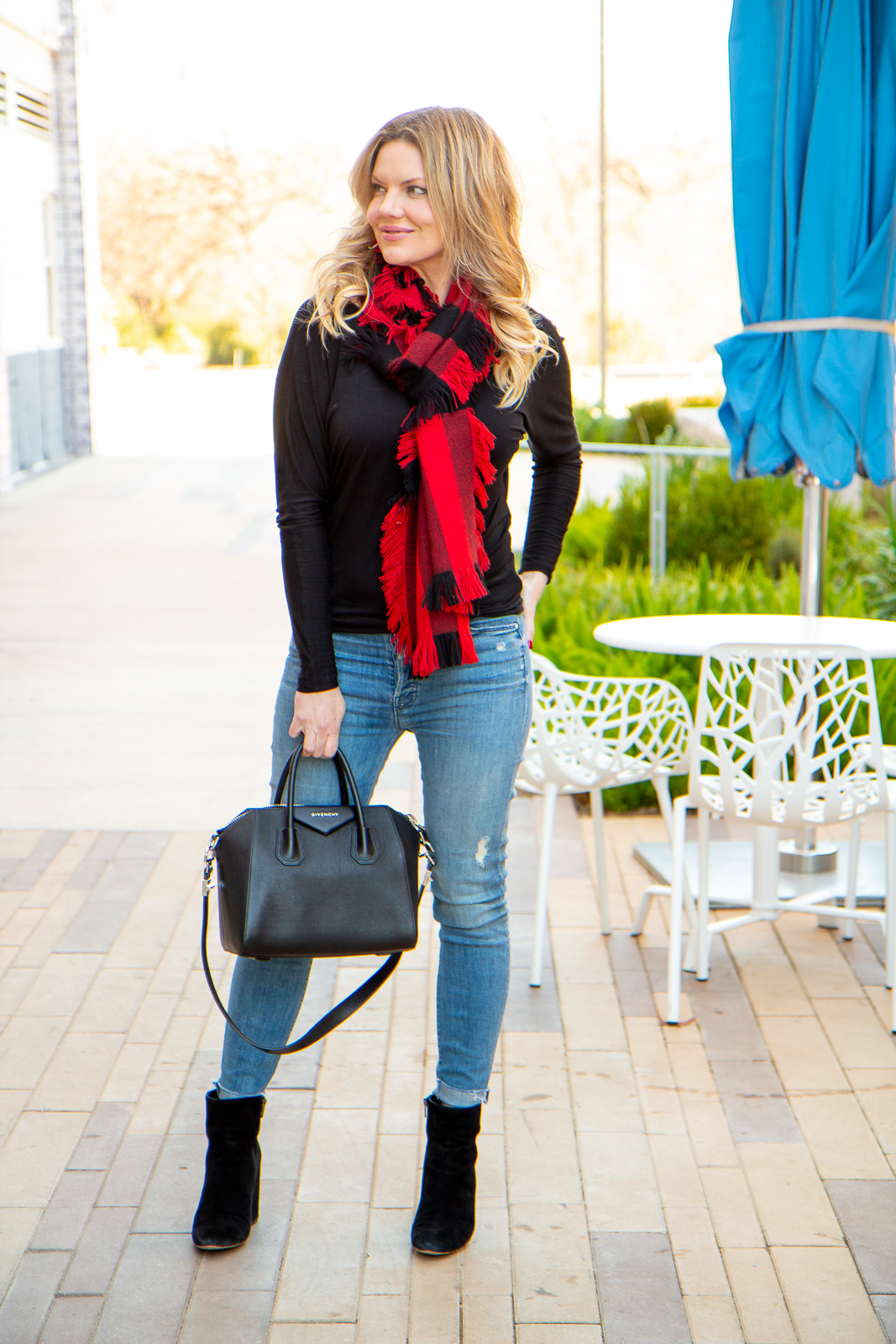 LOOK YOUR BEST WITH A BOLD SCARF | Everyday Laura