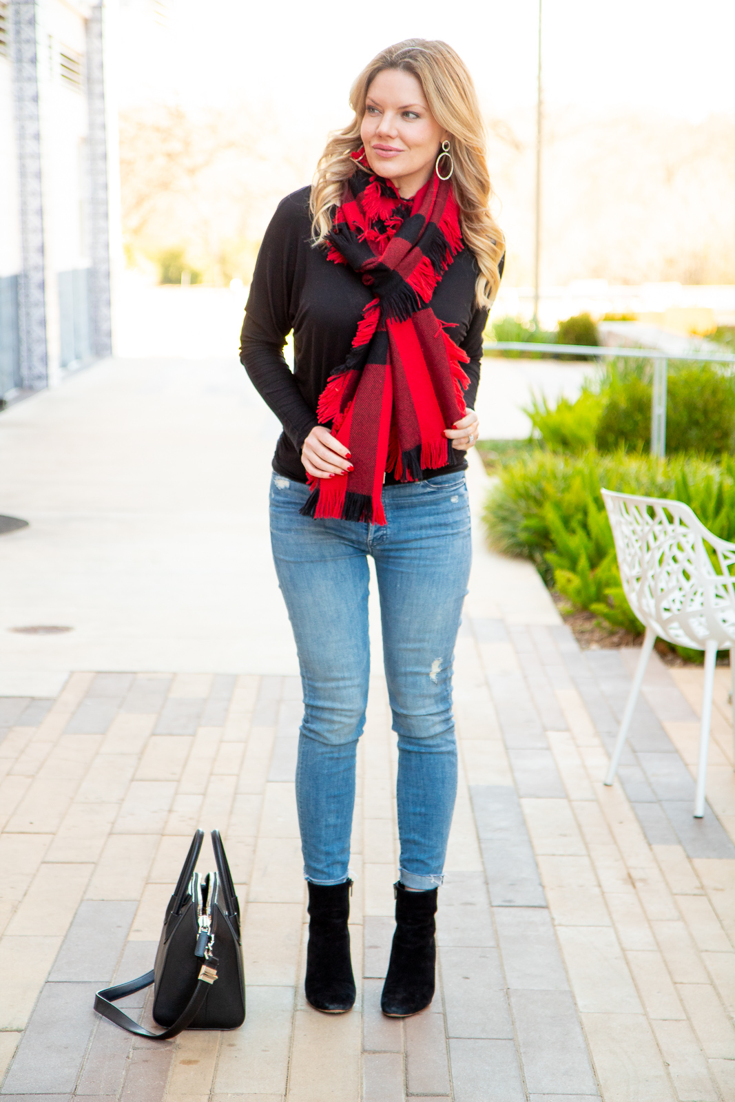 LOOK YOUR BEST WITH A BOLD SCARF | Everyday Laura