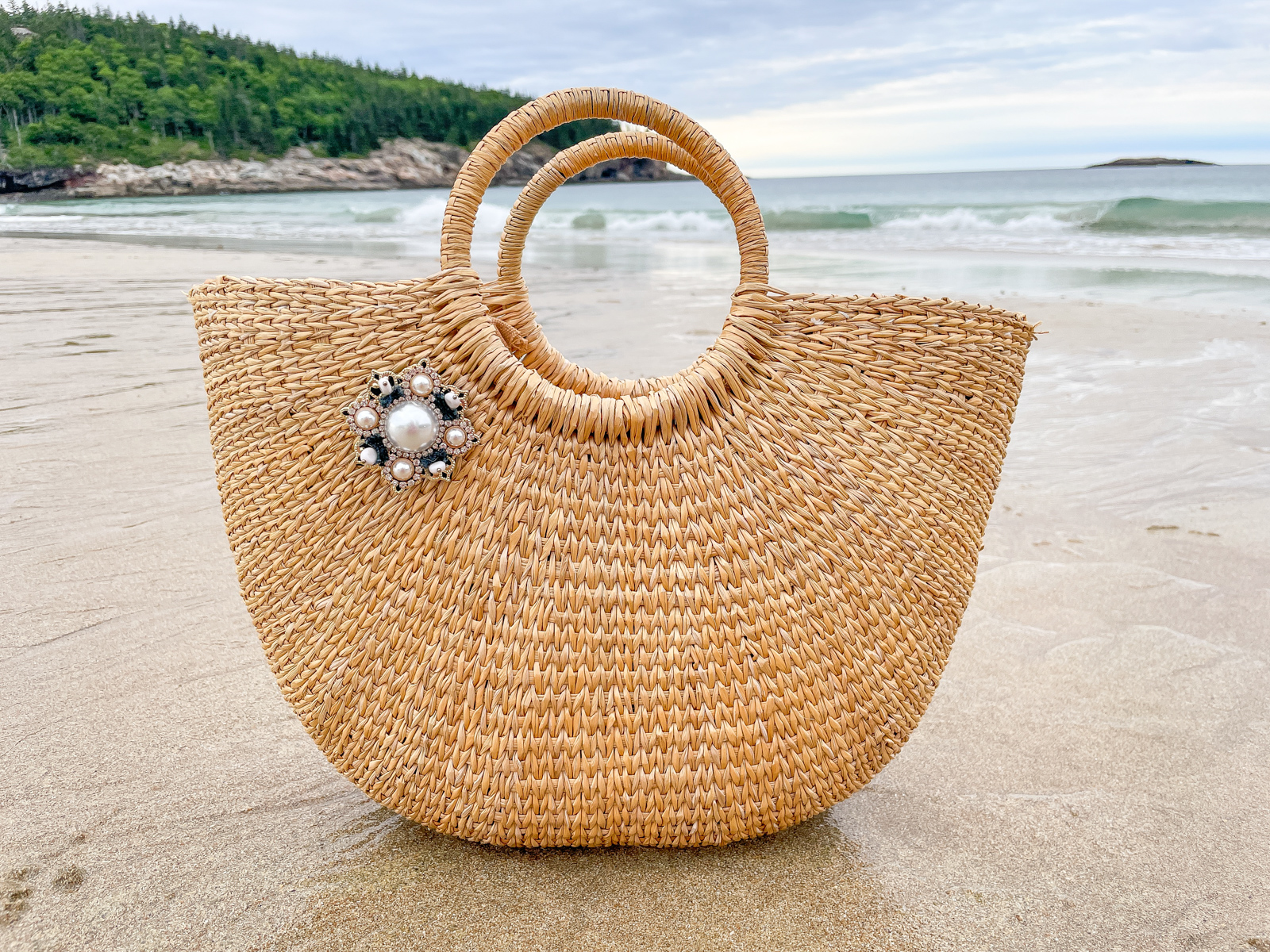 5 FUN WAYS TO DRESS UP A STRAW BAG FOR SUMMER